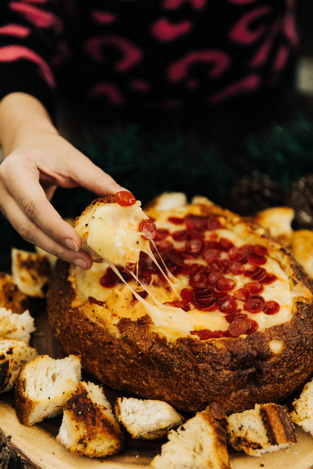 That’s amore! cheesy BREAD BOWL PIZZA DIP!