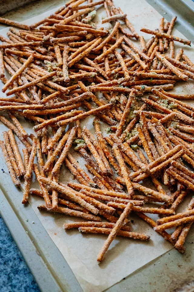 HOW TO MAKE THE FAMOUS DOT'S PRETZELS AT HOME